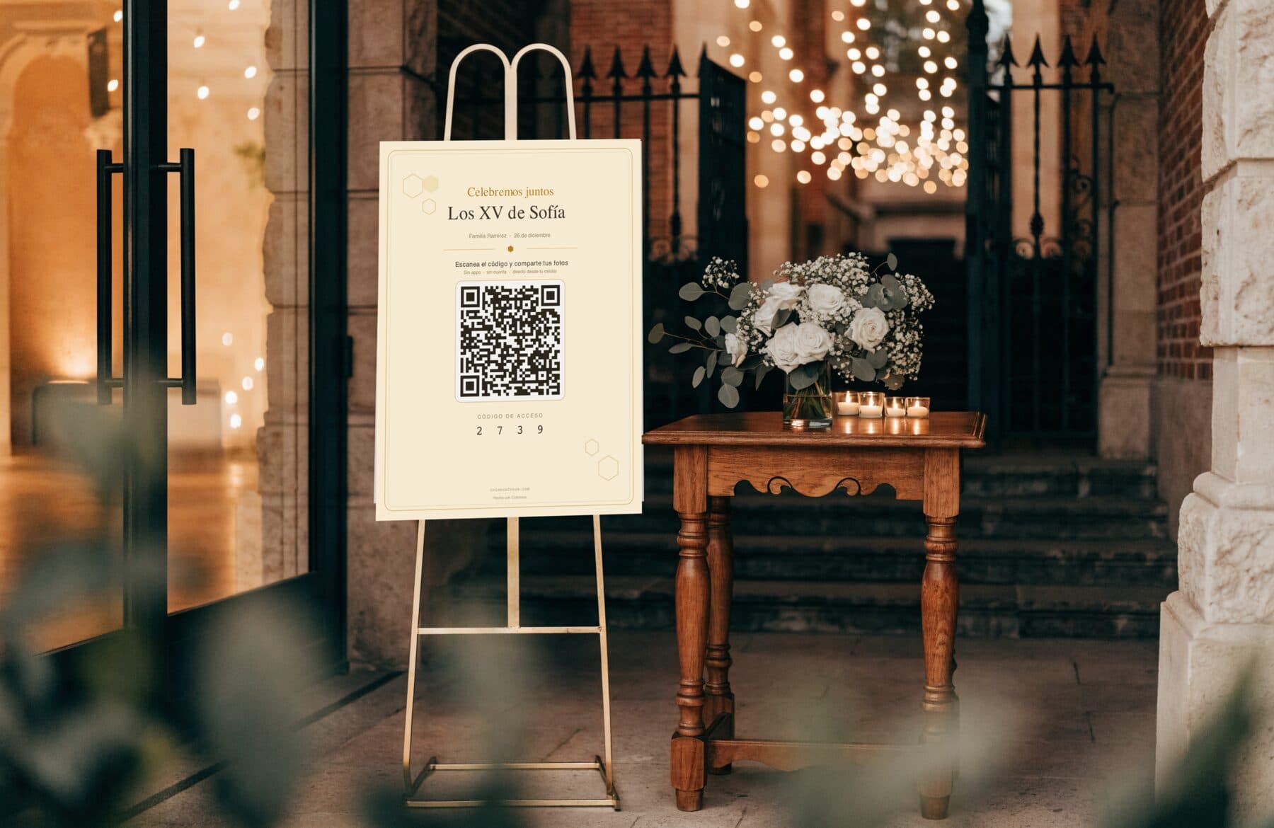 Póster del kit de Colmena con código QR en un caballete dorado a la entrada de un evento