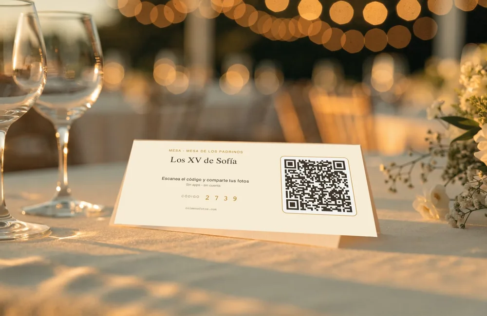Tríptico de ejemplo con QR y nombre de mesa, listo para imprimir